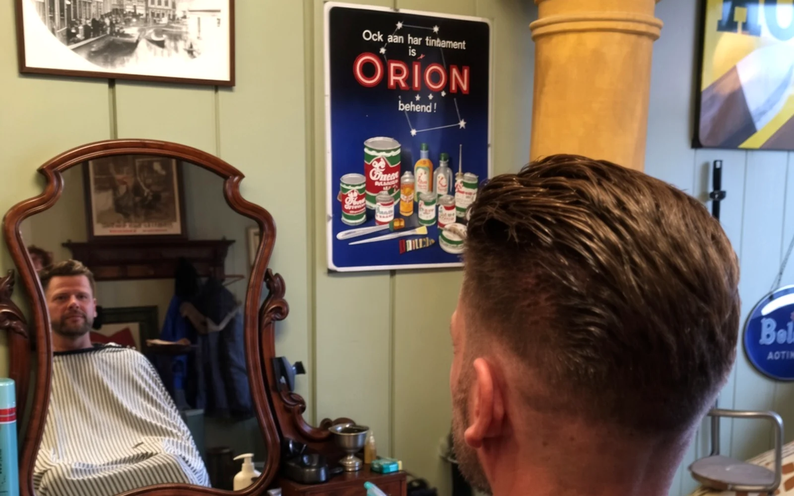 Herenknipbeurt in de salon, met vintage spiegel en Orion-poster