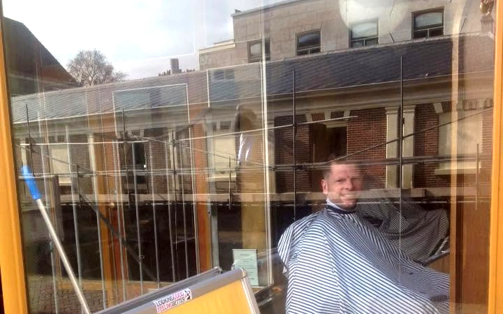 Damesknipbeurt bij het raam van de salon