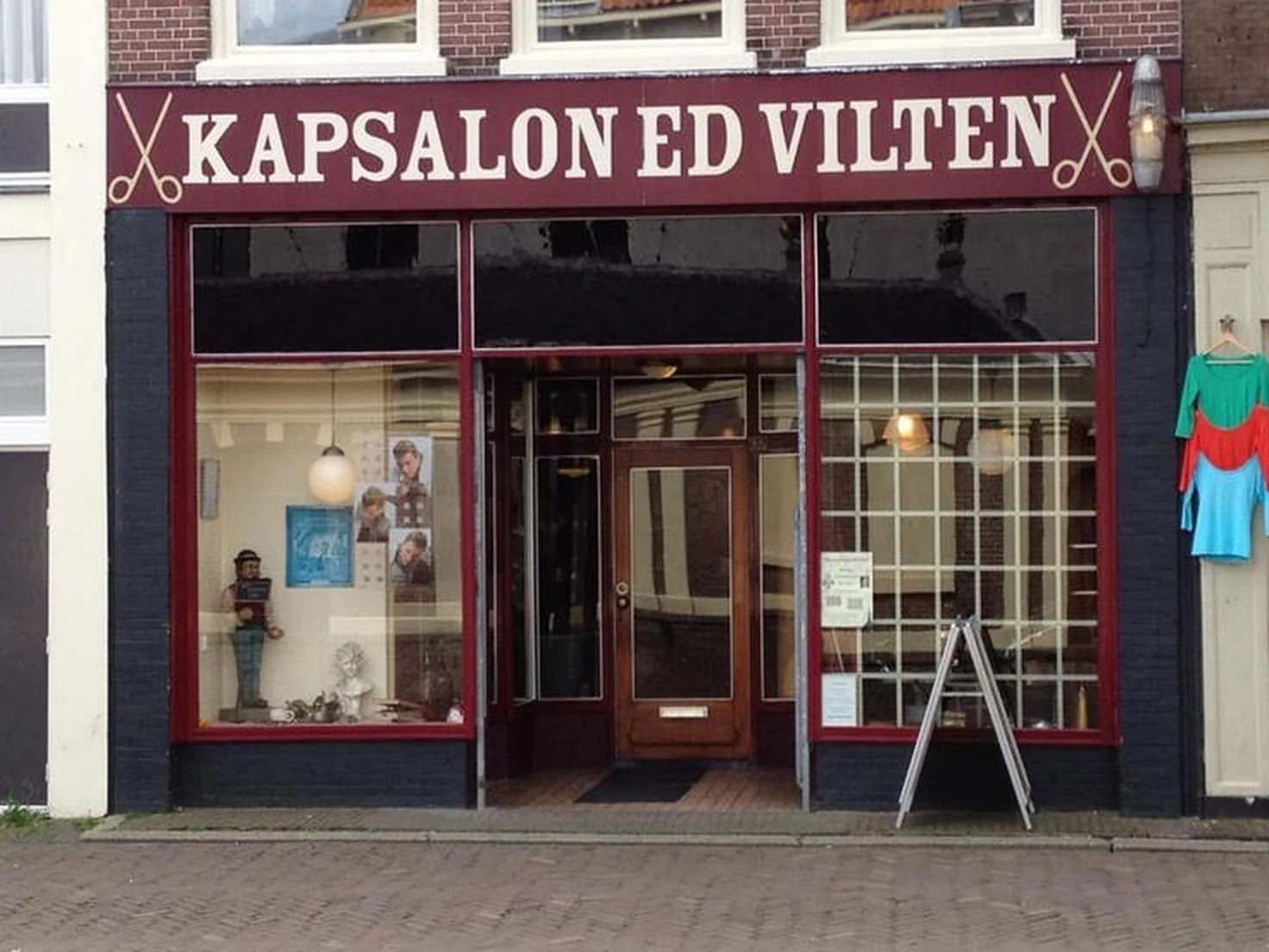 Etalage van Kapsalon Ed Vilten met vintage kapselportretten