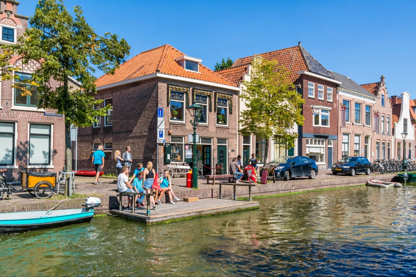 Gracht en grachtenpanden aan het Verdronkenoord in Alkmaar